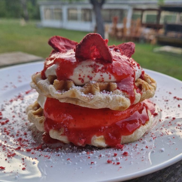 Waffel mit Cheesecakecreme und Erdbeeren